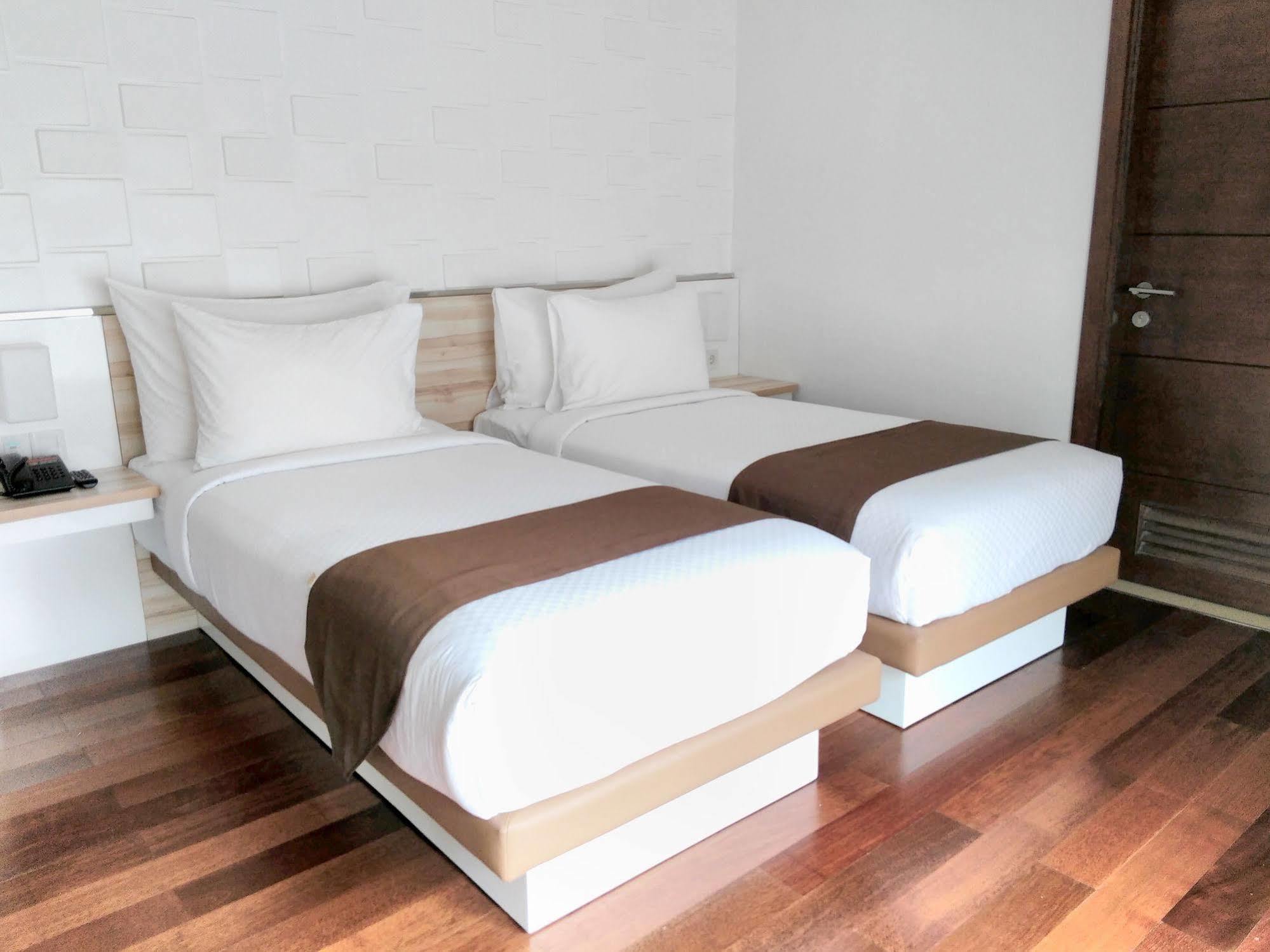 Alimar Hotel Malang Extérieur photo