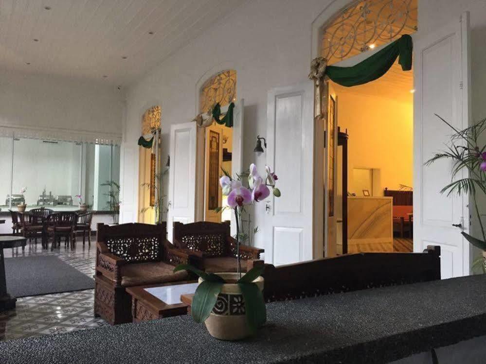 Alimar Hotel Malang Extérieur photo